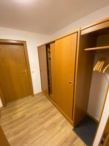 布莱特瑙Hotel Faller的一间设有木制橱柜和衣柜的客房