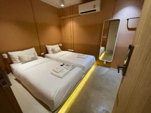 曼谷The Palette Bangkok Hotel的小房间设有两张床和镜子
