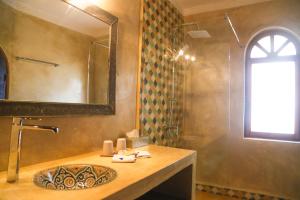 索维拉Riad Perle D'Eau的一间带水槽和淋浴的浴室
