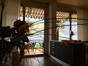 马尔切西内埃德拉别墅酒店的厨房设有大型玻璃门,享有美景。