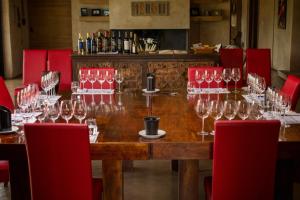 图努扬Bodega Alpasión Lodge y Glamping的一张带酒杯的大型木桌