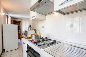 滕诺Cà Luisel 2的厨房配有炉灶和冰箱。