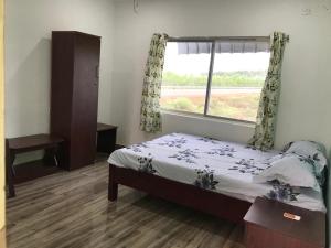 亚里库Ariku Vally Mount Avenue的一间卧室设有一张床和一个窗口