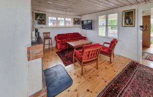 Källby3 Bedroom Pet Friendly Home In Kllby的客厅配有沙发和桌椅