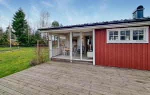 Källby3 Bedroom Pet Friendly Home In Kllby的院子里有甲板的红色房子