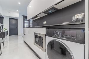 科尔多瓦Loft Ana Belén Home的厨房配有洗衣机和烘干机。