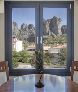 卡兰巴卡1951 Suites的一张桌子,从窗户可欣赏到山景