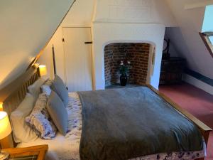 剑桥Beaumont's Cottage的阁楼上的卧室配有一张大床