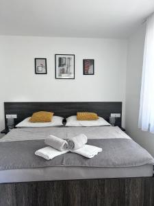 弗林布尔克Apartmán U nás的一间卧室配有一张床,上面有两条毛巾