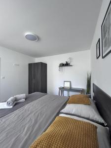 弗林布尔克Apartmán U nás的一间卧室设有一张大床和一个木制床头板