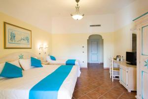 卡拉·利贝罗托Hotel Villa Campana的酒店客房设有两张床和电视。