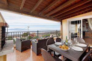 阿德耶Casa Rural Tijoco by Paramount Holidays的一间带桌子的用餐室和一个阳台