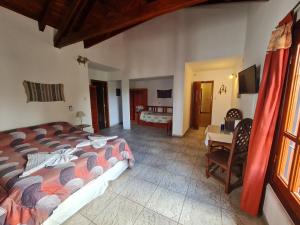 米娜克拉韦罗Cabanas Las Pencas, HOSTERIA的一间卧室配有一张床、一张桌子和一张床
