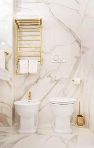 罗马In Villa Apartment的白色的浴室设有卫生间和毛巾。