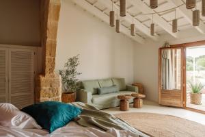 阿莱奥尔Amagatay Menorca的客厅配有床和沙发