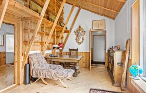 Bogø ByNice Home In Bog By With Wifi的木制客房配有书桌和椅子
