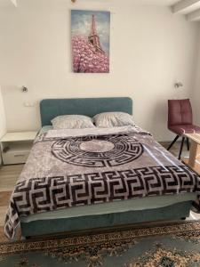 维索科Exclusive apartments Visoko 2022的卧室配有一张床,墙上挂有绘画作品
