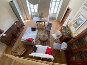 OssunLa grande maison de Tonio的客厅享有高空美景,配有家具