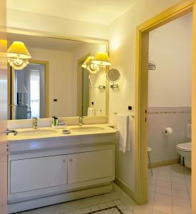 卡斯蒂里昂纳·德拉佩SUITE 225 Golf H PROMO SERVICE SRL的一间带水槽和大镜子的浴室