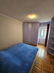 科托尔Majka 2 Apartments的一间卧室设有蓝色的床和窗户。