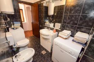 科托尔Majka 2 Apartments的浴室设有2个卫生间和水槽
