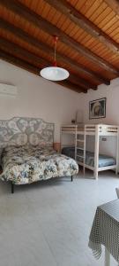 维多利亚Voscenza Benerica的一间卧室设有一张床和木制天花板