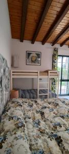 维多利亚Voscenza Benerica的一间卧室配有一张床和一张双层床。