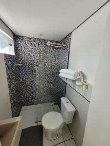 里贝朗普雷托Kitnet melhor localização zona norte的一间带卫生间和淋浴的浴室