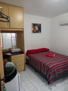 若昂佩索阿Pousada Aconchego do Tambaú的一间卧室配有一张床和一个梳妆台