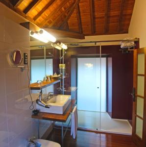 大加那利岛拉斯帕尔马斯艾尔蒙达隆乡村酒店的一间带水槽和镜子的浴室