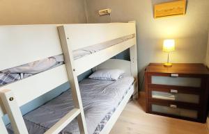 SliteNice holiday home at Gotlands most child-friendly beach outside Slite的一间卧室设有两张双层床和床头柜。
