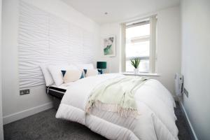 布里斯托2BR Near City centre的白色的卧室设有一张大床和一个窗户