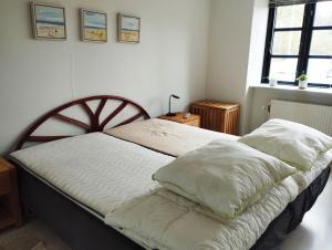 埃斯比约(id075) Ø. Tovrupvej 1的一间卧室配有一张带两个枕头的床