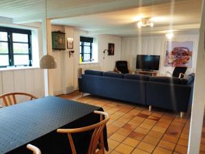 埃斯比约(id075) Ø. Tovrupvej 1的客厅配有沙发和桌子