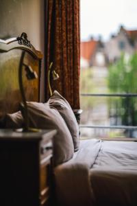 阿姆斯特丹阿姆斯特丹维赫曼酒店的一间卧室设有一张床和一个美景窗户。