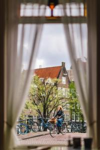 阿姆斯特丹阿姆斯特丹维赫曼酒店的骑着自行车穿过窗户的人