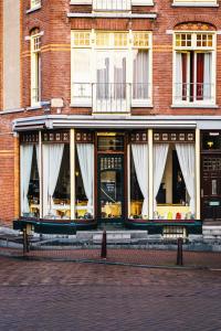阿姆斯特丹阿姆斯特丹维赫曼酒店的前面有白色窗帘的建筑