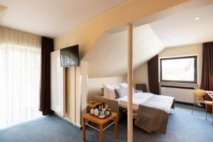 科隆Select Hotel Silence Garden Köln的一间酒店客房,配有一张床和一台电视