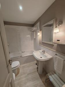 托雷洛多内斯托雷洛多内斯派克斯酒店的浴室配有盥洗盆、卫生间和浴缸。