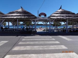 特里班Tribunia Beach Hotel的海滩上的两个凉亭