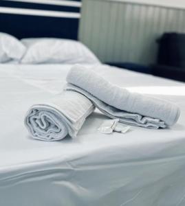 福尔摩沙DEPARTAMENTOS A METROS DE LA UNAF的床上一双毛巾