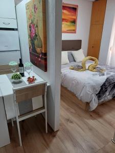 阿利坎特Alicante Denia Apartments的一间卧室配有一张床、一张桌子和一张桌子