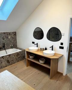 TellinGite Mameye的浴室配有两个盥洗盆和浴缸。