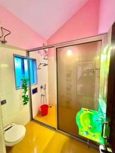 罗纳瓦拉Mount View Villa的带淋浴、卫生间和盥洗盆的浴室