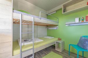 Šmartno ob PakiHappy House Of Nature的配有绿色墙壁的客房内的一张双层床