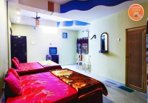迪卡Hotel Parteek Residency Near Amrabati Park - Bypass Road Digha的一间在房间内配有红色床的卧室