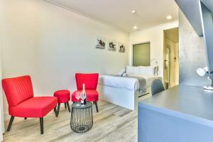 开普敦317 Alberts的酒店客房,配有床铺和红色椅子