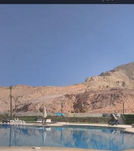 艾因苏赫纳شاليه مميز جدا بارقي مكان بالعين السخنه的一座山地游泳池