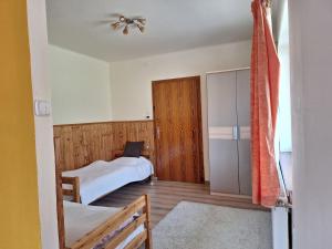 帕尔福Adventure House的一间卧室配有两张床和一个衣柜