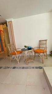孟买OSTELO Mumbai Airport Hostel的房间里的两张椅子和一张桌子